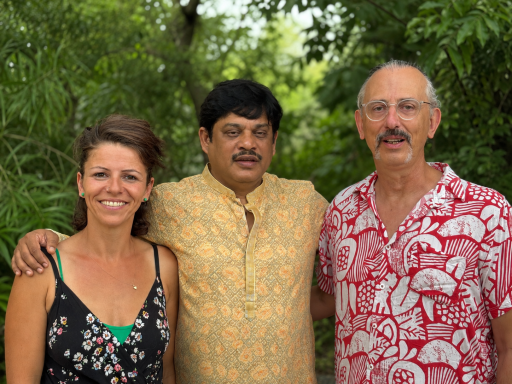 l'équipe qui vous accompagne sur les projets en Inde l'équipe qui vous accompagne sur les projets en Inde. Philippe Gallifet (yoga) Caroline Leothaud (yoga) Kuntal Roy (musicien professionnel)